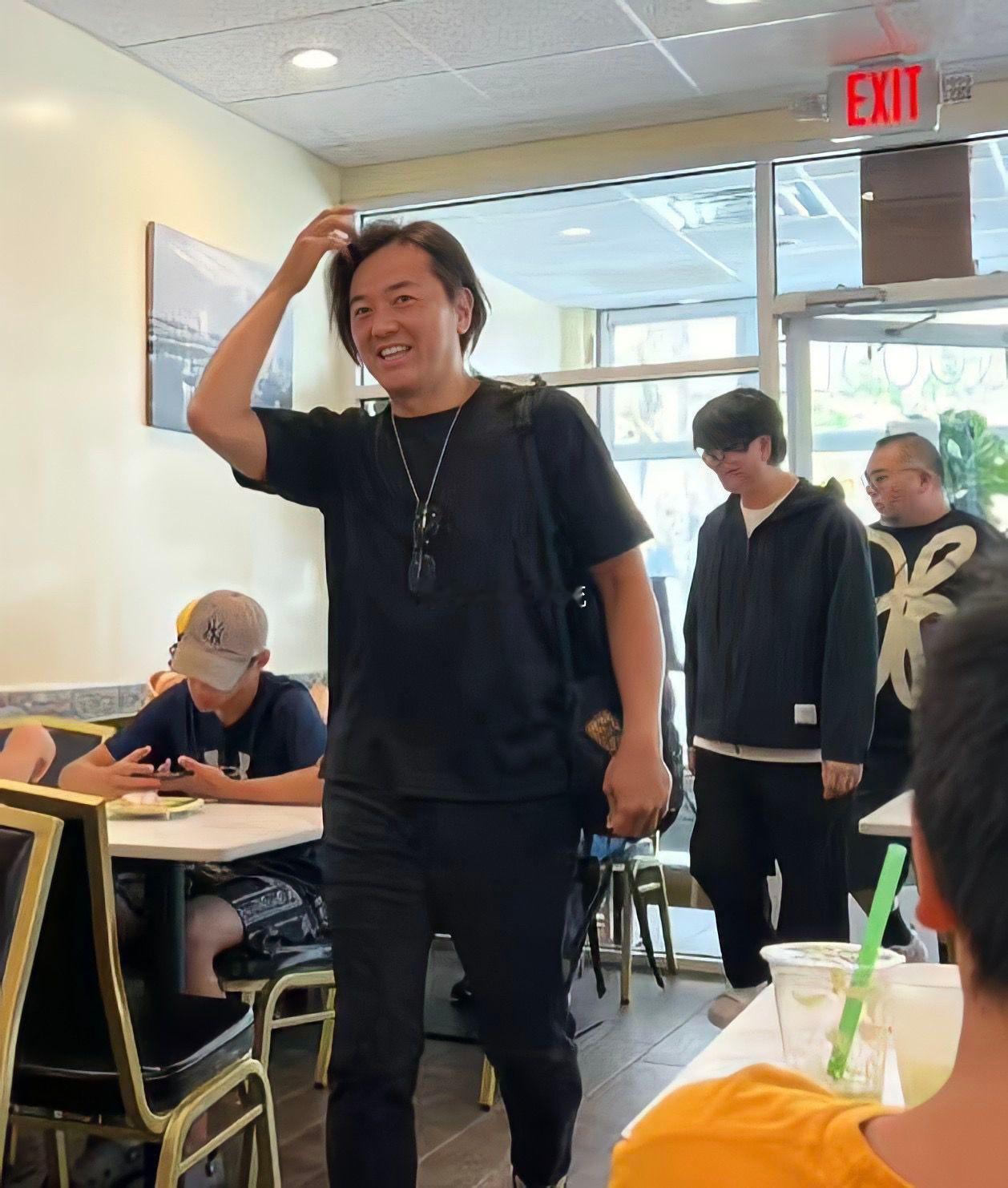 网友美国偶遇57岁郑伊健。郑伊健光顾小馆，穿搭很低调，这个年纪状态很不错呀​​
