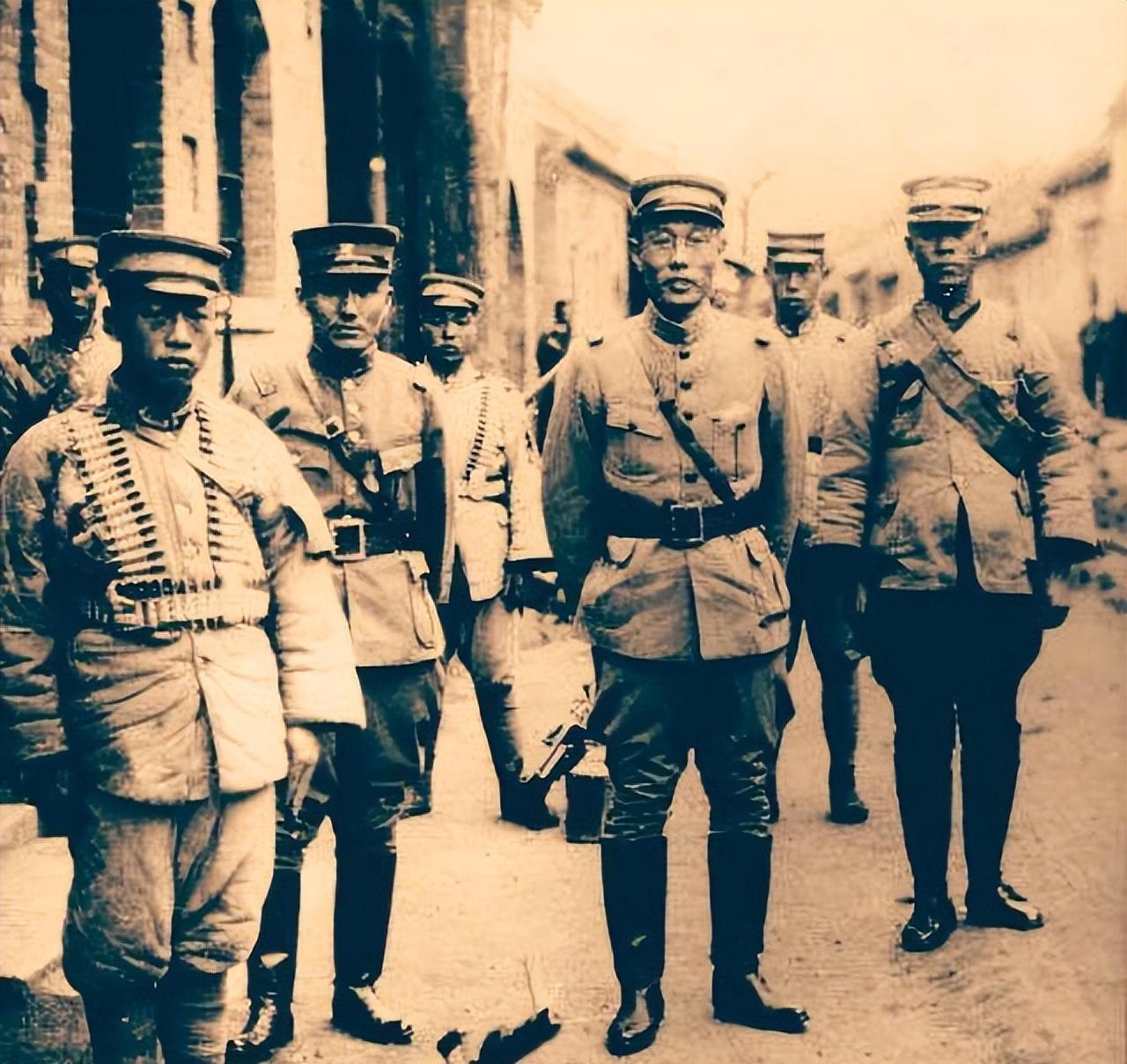 1925年，奉军五虎将之一的姜登选乘车赴奉天途经滦州车站时，郭松龄派人来邀请他进