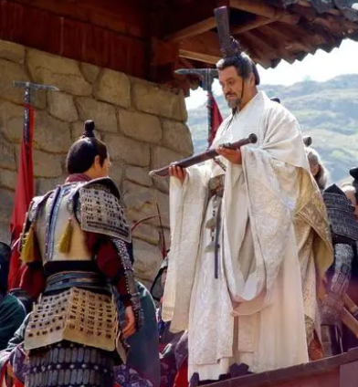 公元前513年，吴王阖闾砍下了要离的右臂，又将要离的妻儿杀害后，扔在闹市，泼油点