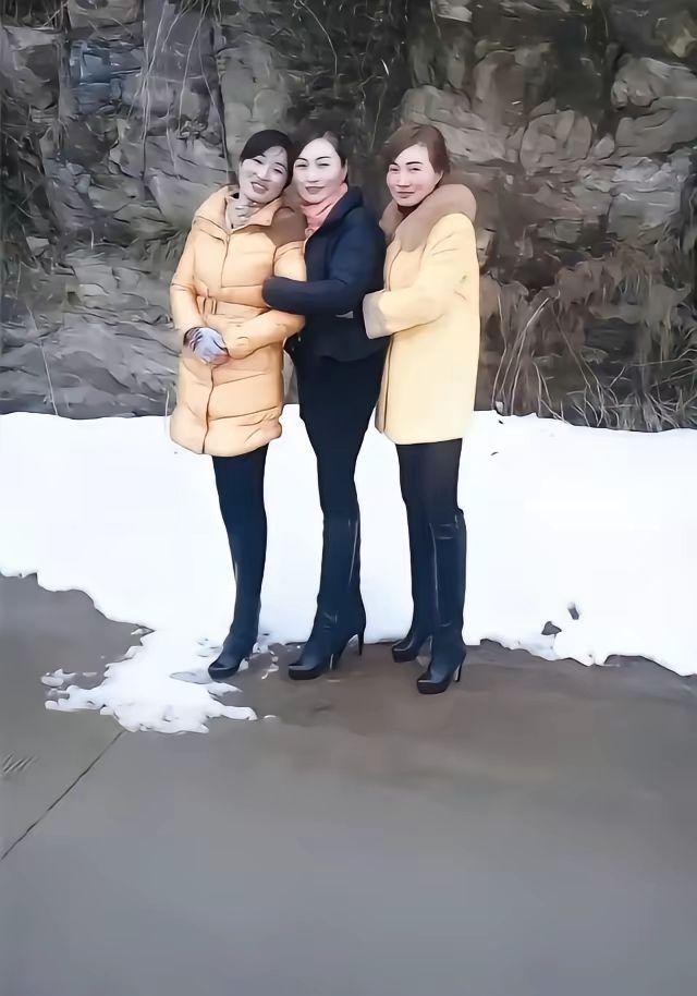 姐妹花魔鬼身材 性感女神