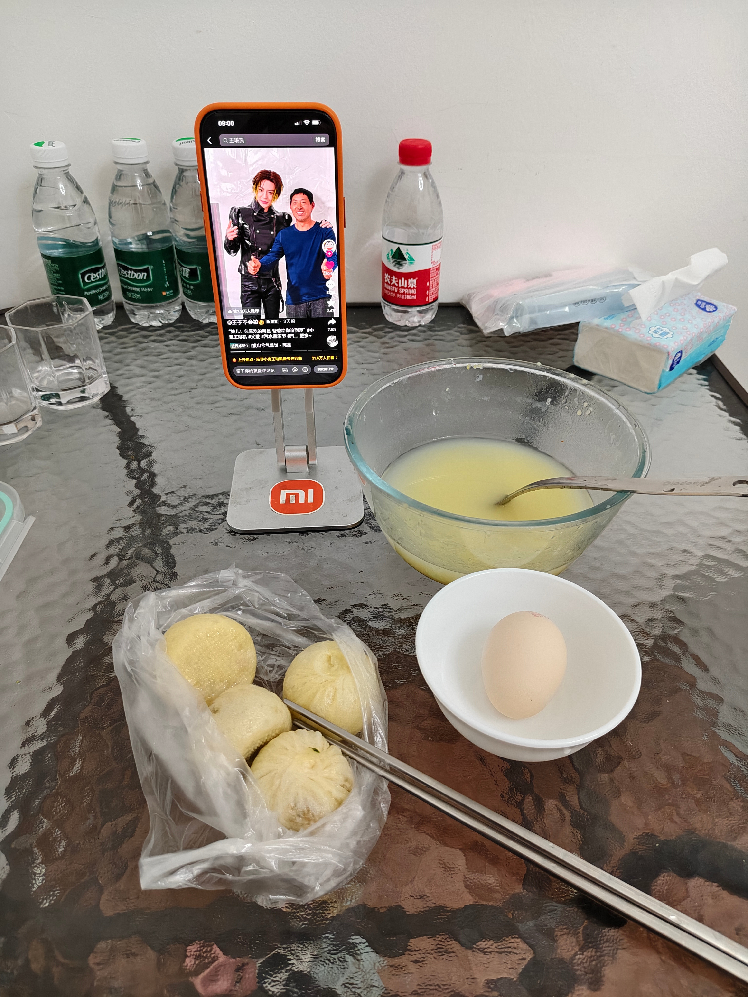 因为最近天天喝汤吃馒头，说威哥吃饭都吃不起了吃饭是素了点，不是因为省钱啥的，因为