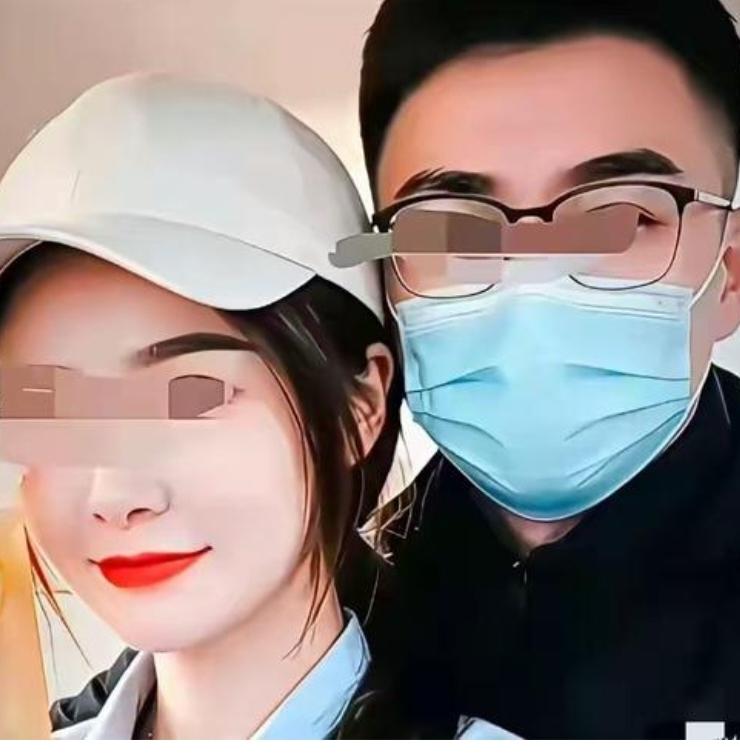 小三和唐渣男干架了根据一位邻居的消息，这位邻居住曹三旁边，两人为了朱女士追回的