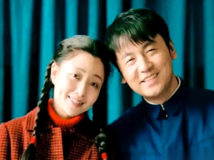 殷桃在人民网的专访里说了一句大白话，直接扯掉了影视圈那些“炸裂演技”的遮羞布：她在拍2022年《人世