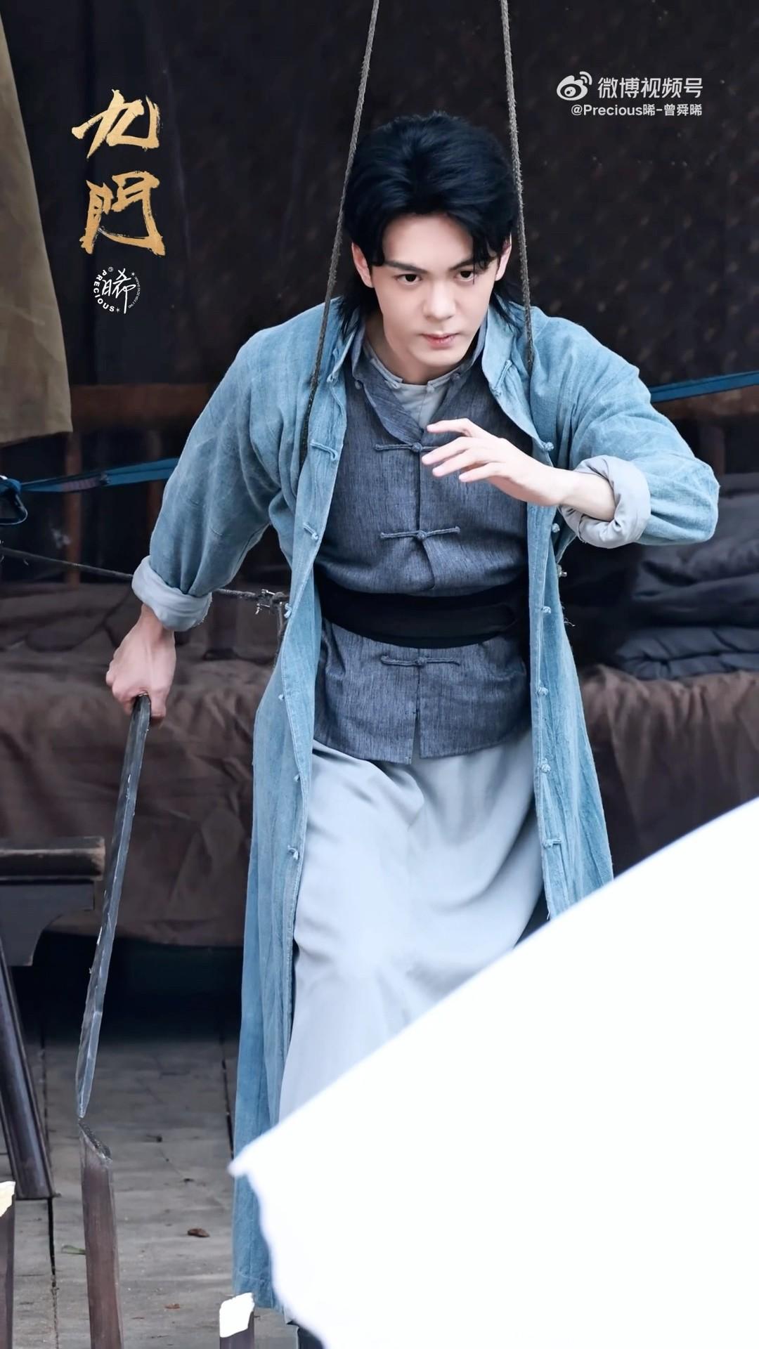 《九门》第二十一集，吴老狗从那具干尸里醒过来，人样恢复了，记忆没了。齐铁嘴用七窍