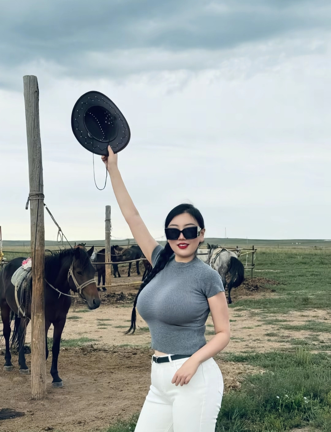 草原上的牛仔风，黑帽白裤，自由自在！🌾🐴👒