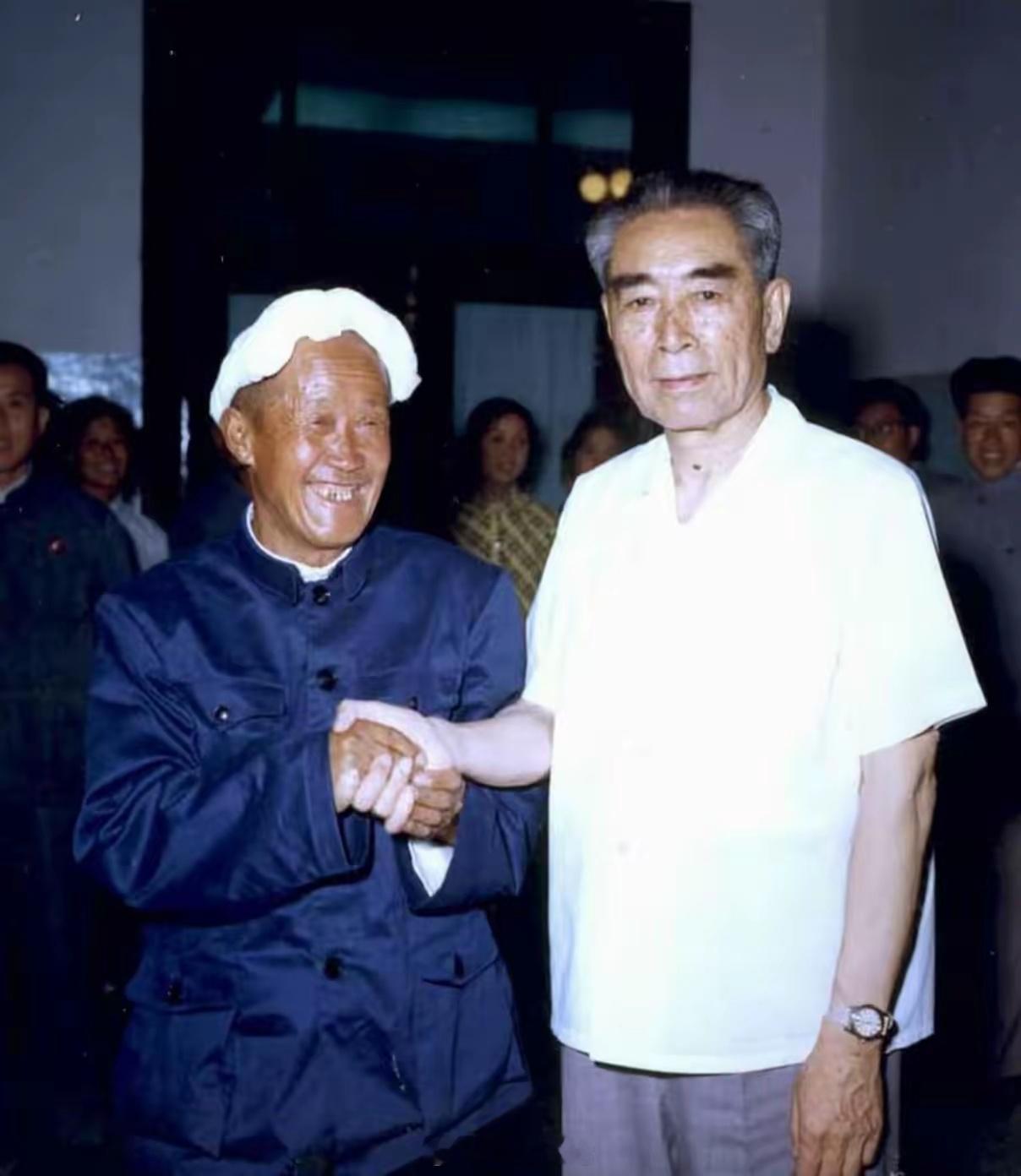 珍贵的一张老照片。那个年代，周总理在延安接见老劳动模范时，留下的这张正规合影留念