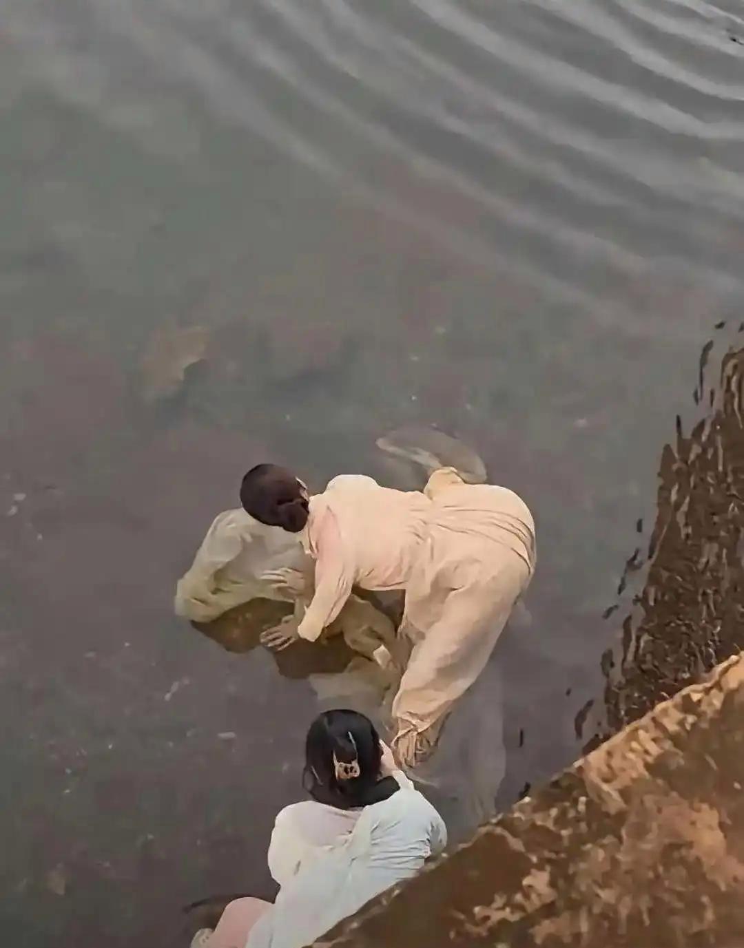 只是在河里洗个衣服而已，这架势是不是有点过了？