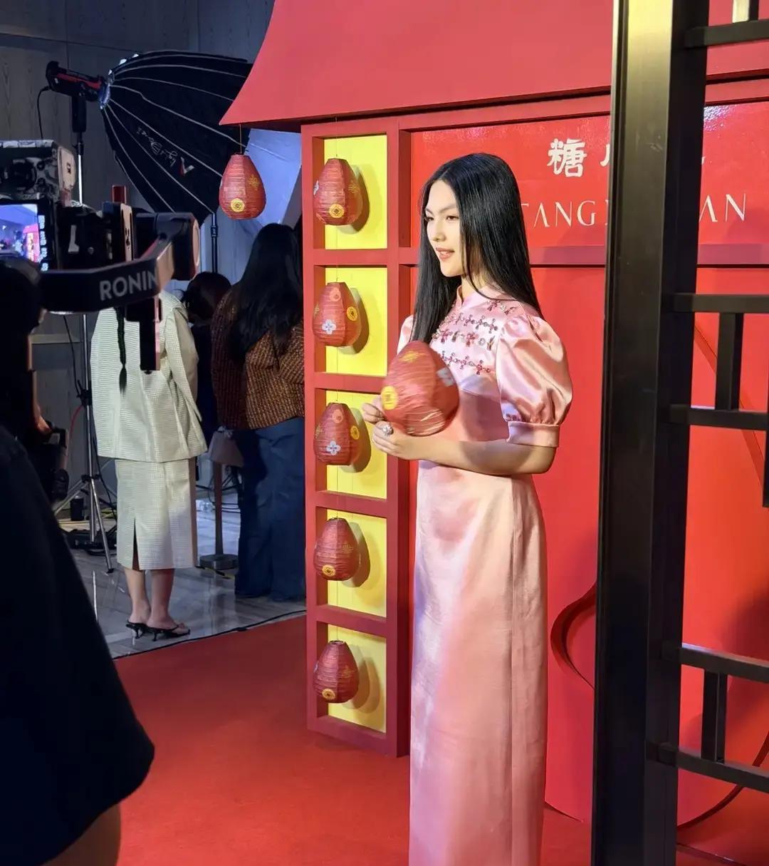 14岁王诗龄晚宴照瘦出锁骨，网友却喊修图过度。李湘没回怼，只甩出一张机场抓