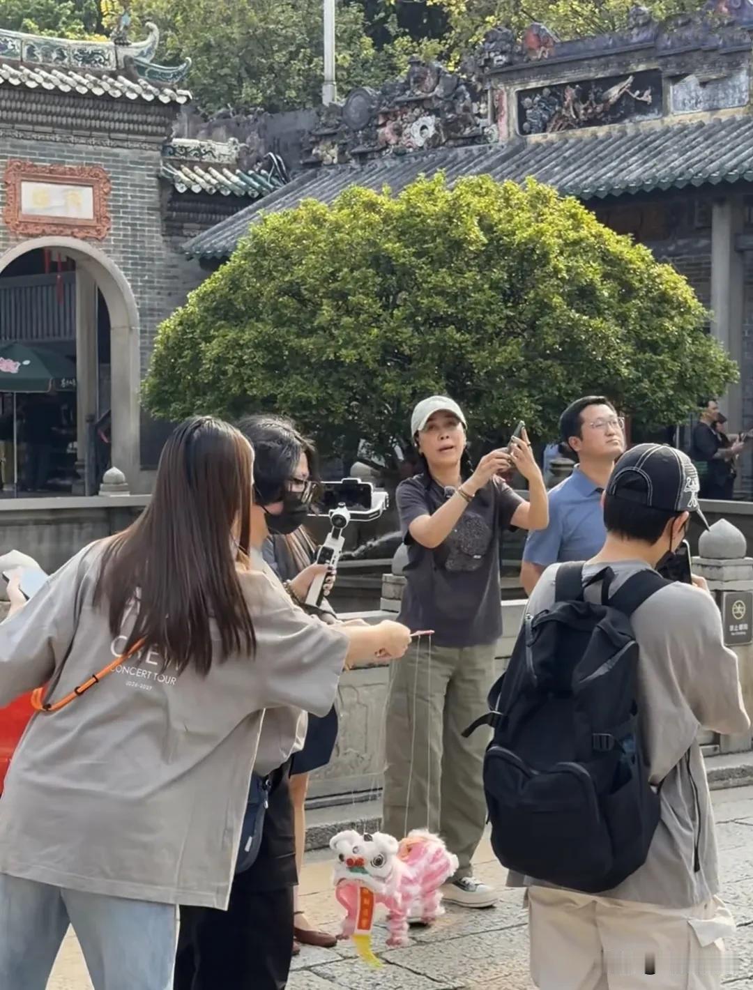 那英现身佛山祖庙游玩，真看不出她居然快六十岁了，真的好抗老。戴着棒球帽，扎着高