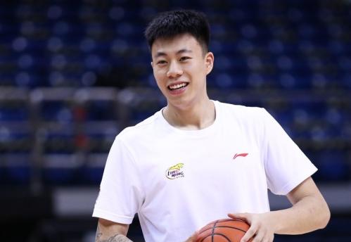 张镇麟赛后说:“那两个三分就是团队信任，队友把球传出来，我坚决投。末节防守不能松