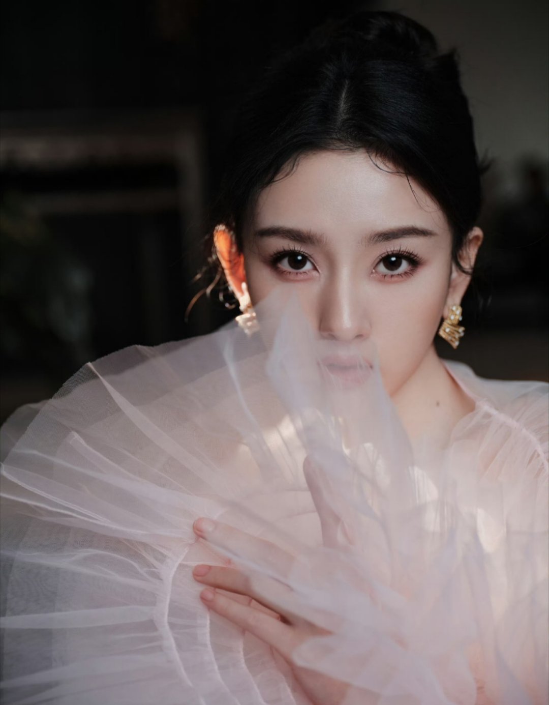 两套都很漂亮宝贝恭喜演员宋祖儿，请继续坚定不移保持初心，大步向前吧