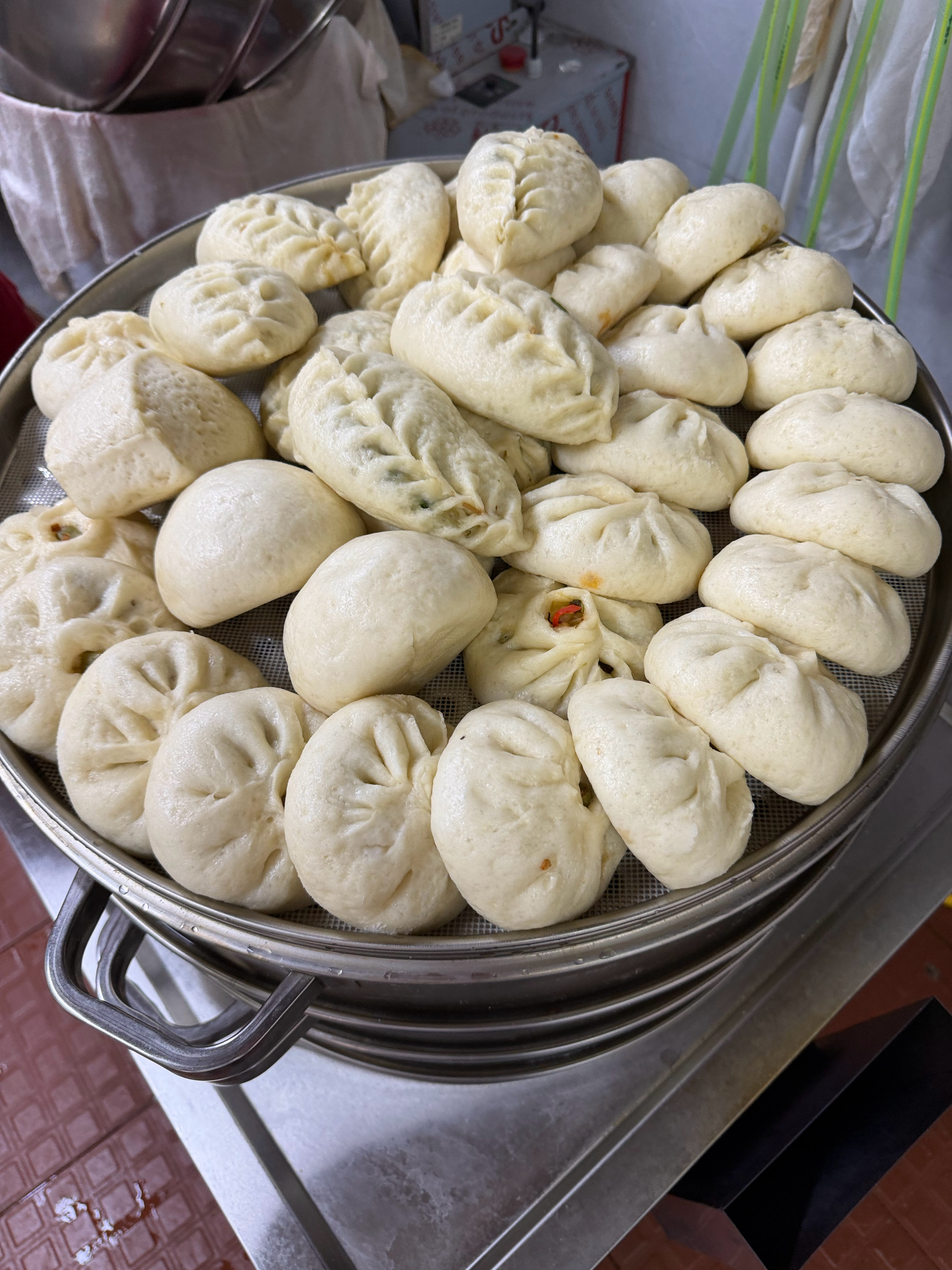 一直好奇，大家早餐都是多少钱来着，很土包子铺，3元1个，我得来两个