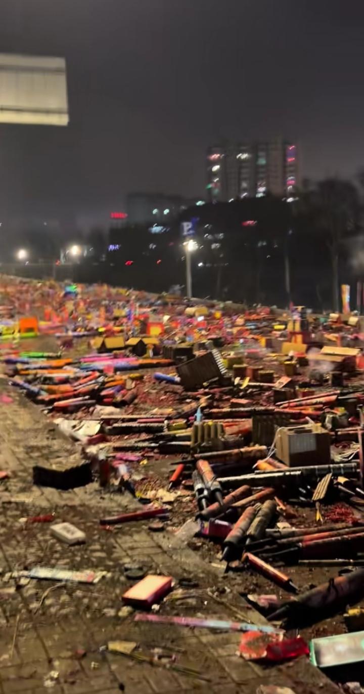 看看这场面多壮观，看看这空气多污染。