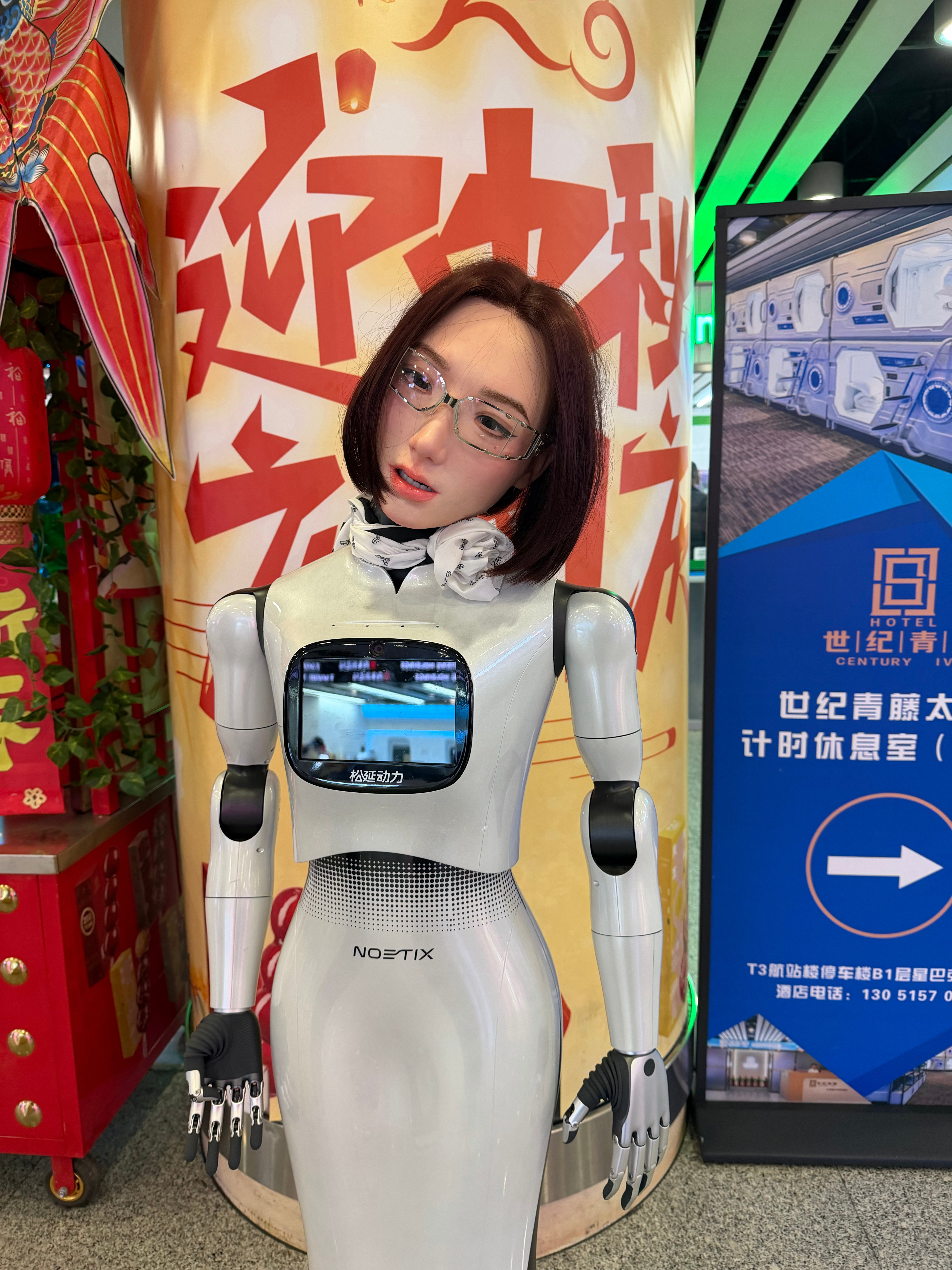 天啊首都机场停车楼电梯一下去看到个机器人这要是半夜的航班，得吓死我北京·北京