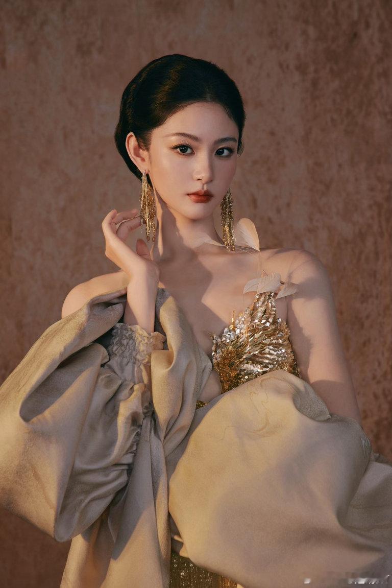 赵晴时装周造型赵晴的气质时装周镜头捕捉到闪闪发光的赵晴，时装造型尽显时尚品味。柔