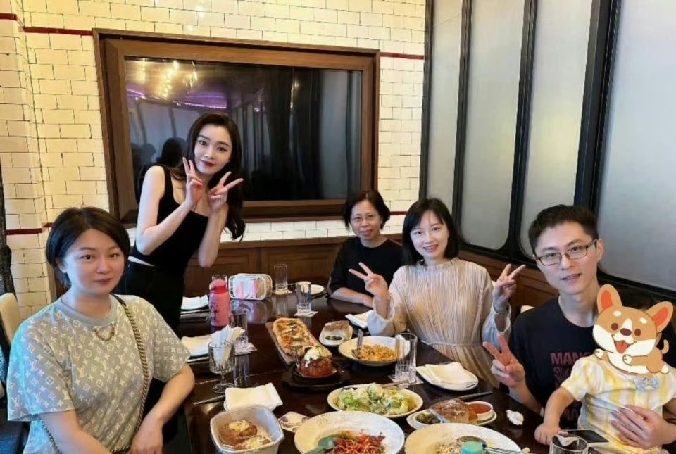 宋轶与家人聚餐，卸了妆也是美美的