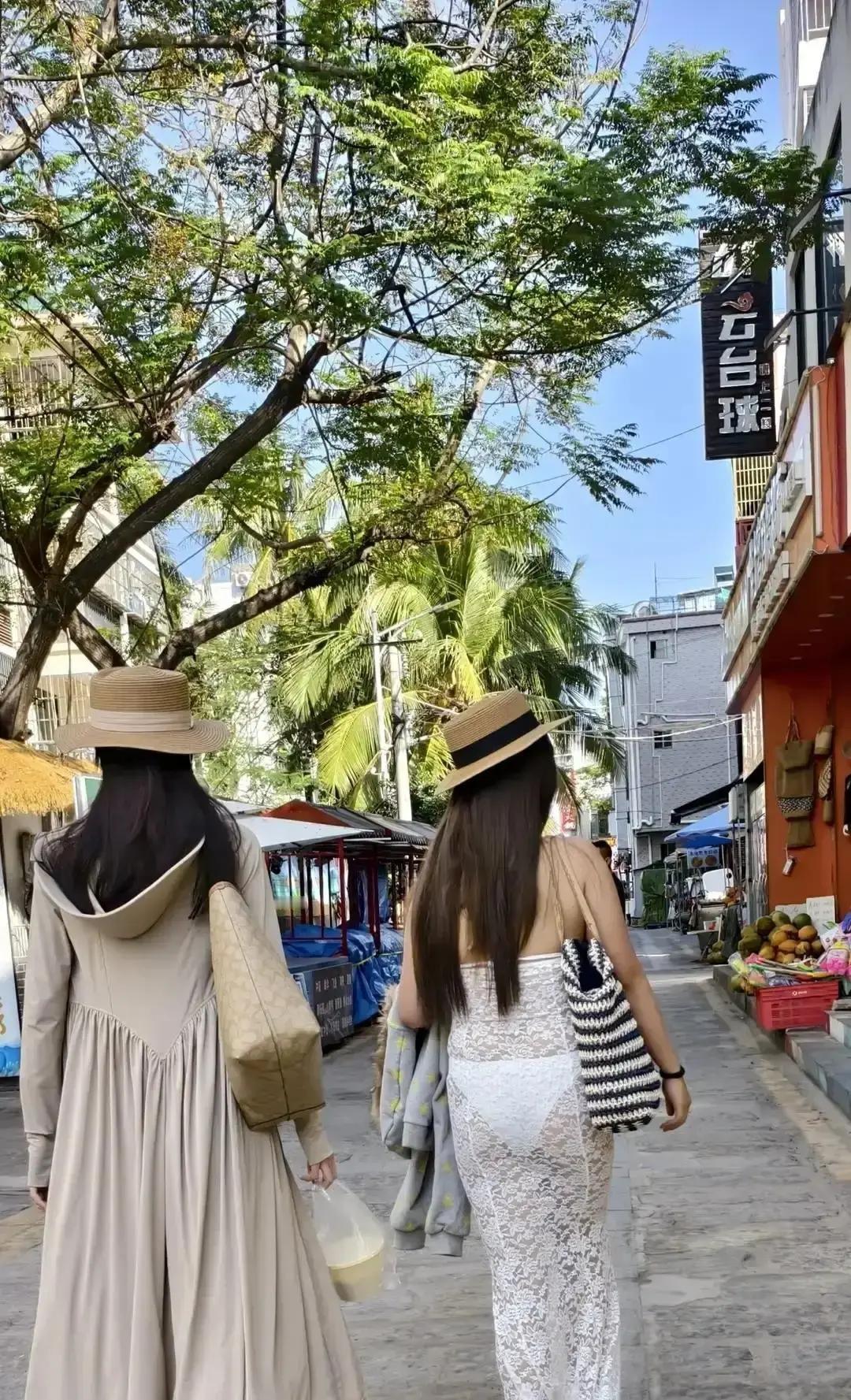 杭州女生穿短裙逛街被陌生大叔指着鼻子骂伤风败俗，她没回怼，直接把视频发网上。三