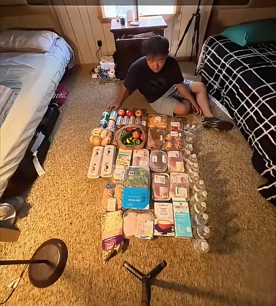 一个留学生打暑假工，由于没有发工资去食物银行领取食物，工作人员总是叫他多拿一点，