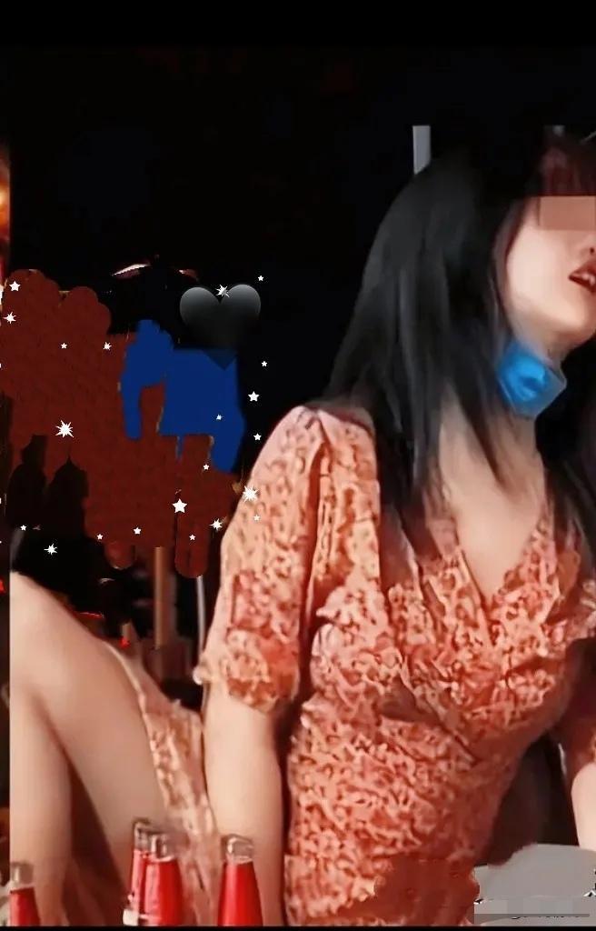 这已经是十一前的花边了。图片女子身着碎花连衣裙，身材丰腴。热情豪迈的翘着右腿