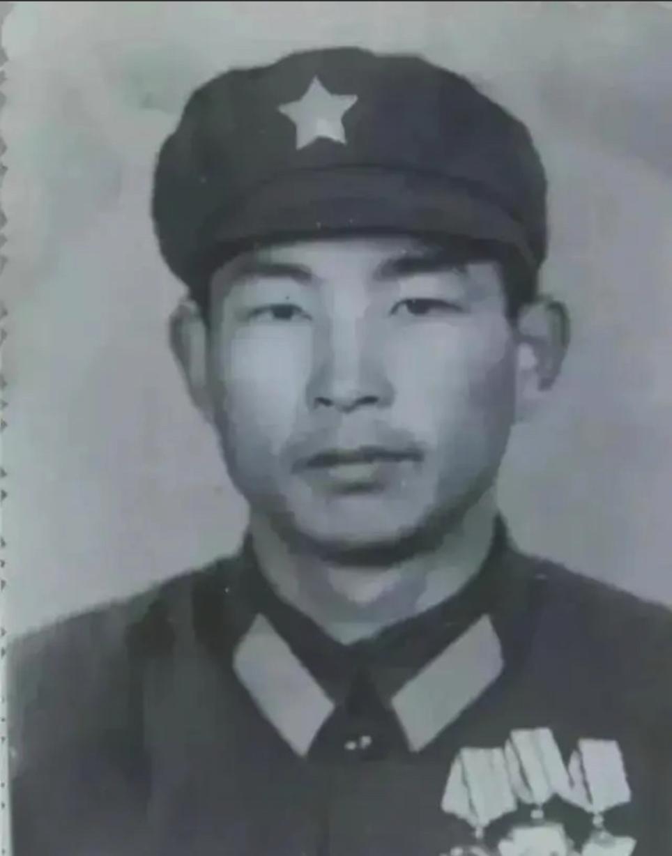 1980年，罗家坪，许明习炸毁越军暗堡后被围，弹尽粮绝。敌人狞笑：“投降吧，中国