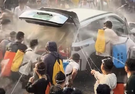 在泼水节遭殃的铂智3X，广汽丰田不得回购一个，把这车拆来看看？活生生的进水实验啊