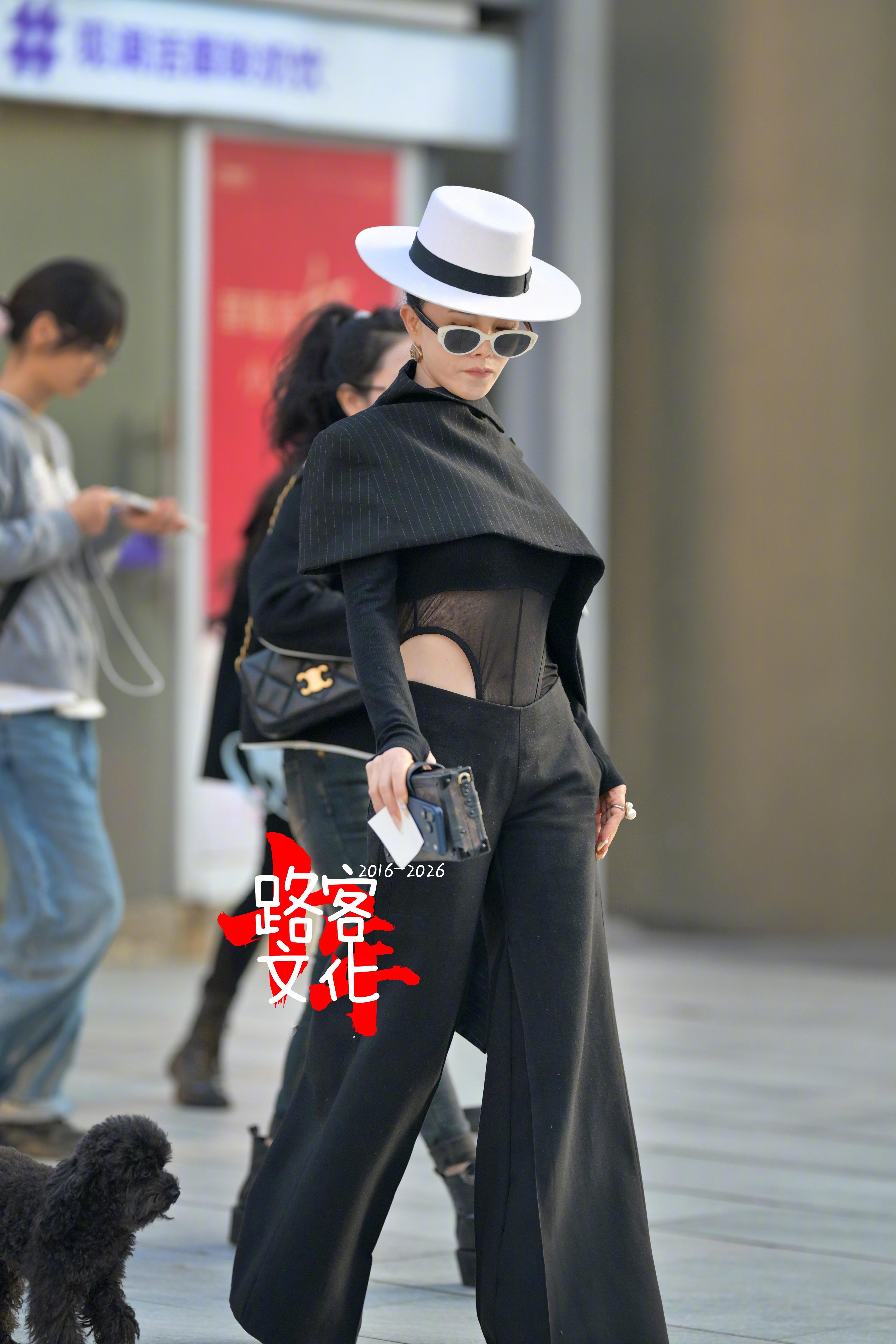 今晚最后一张帽子姐被打后再北城再次拍到了