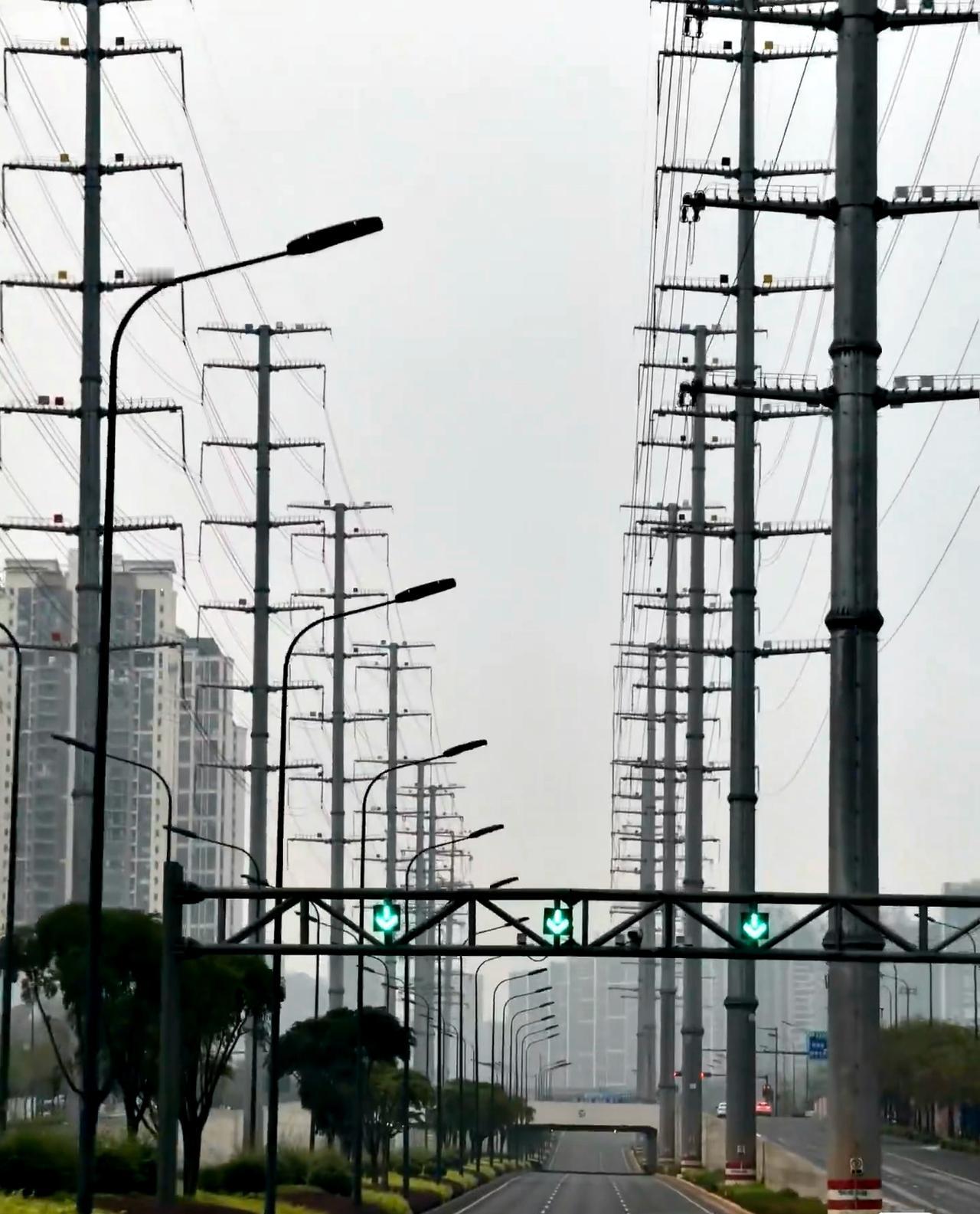 南宁平乐大道的“高压电杆森林”左边220kV四回路，右边220kV双回路，一