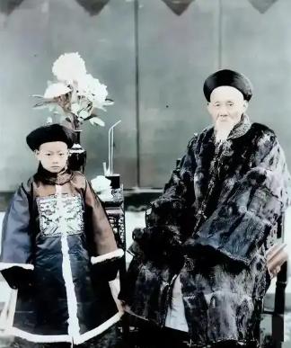 1904年，29岁的李征五被晚清军机大臣王文韶招为女婿，洞房花烛夜，他挑开新娘盖