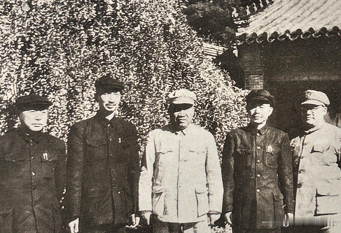 1949年，第一届全国政协会议期间，陈明仁（右二）与朱德等合影。当年8月4日，陈