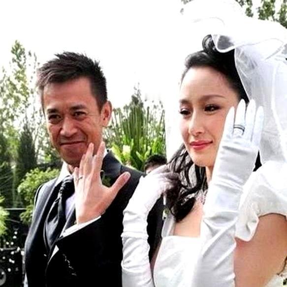 她当年死活不嫁，非要追事业！他一转身娶了空姐，如今儿子都快10岁了。回头看，