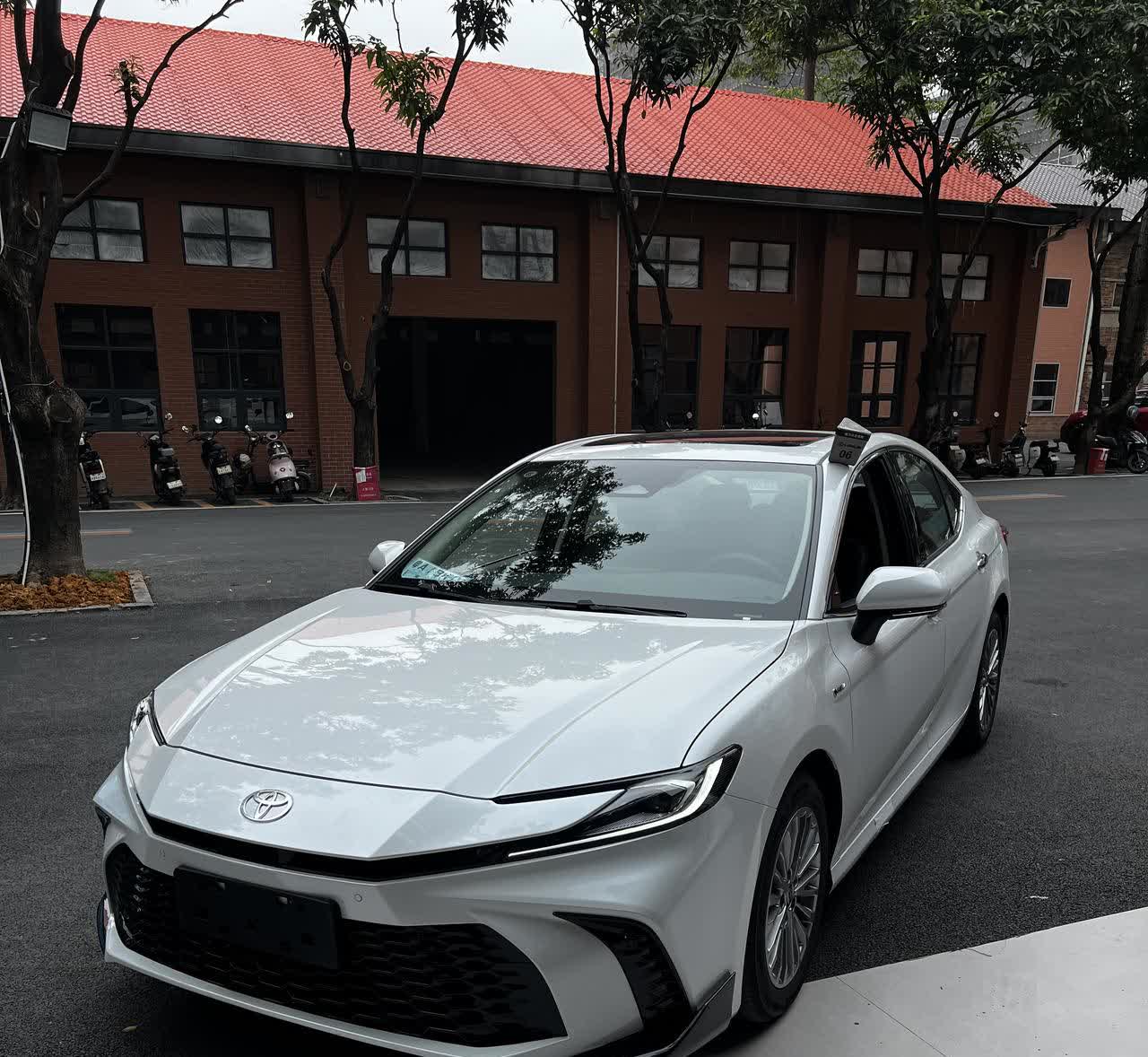 这谁的九代凯美瑞？🚗哦，原来是我的。九代凯美瑞白色豪华版原本就很优雅，可装上运