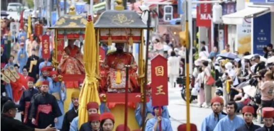 11月10日，琉球国那覇市的遊行，人们举起了琉球国的旗帜，要求恢复主权。在过去