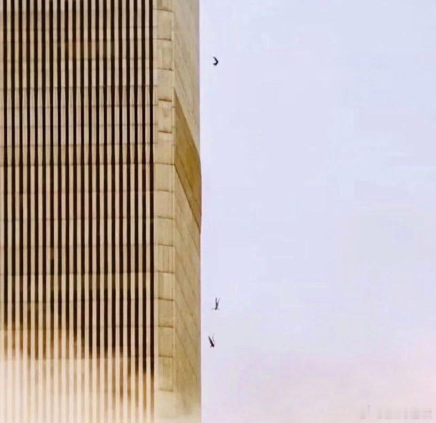 911。被困高楼、面对地狱般的烈火和浓烟时，很多人在生命最后一刻选择从窗口一跃而下。据估计，这样的人