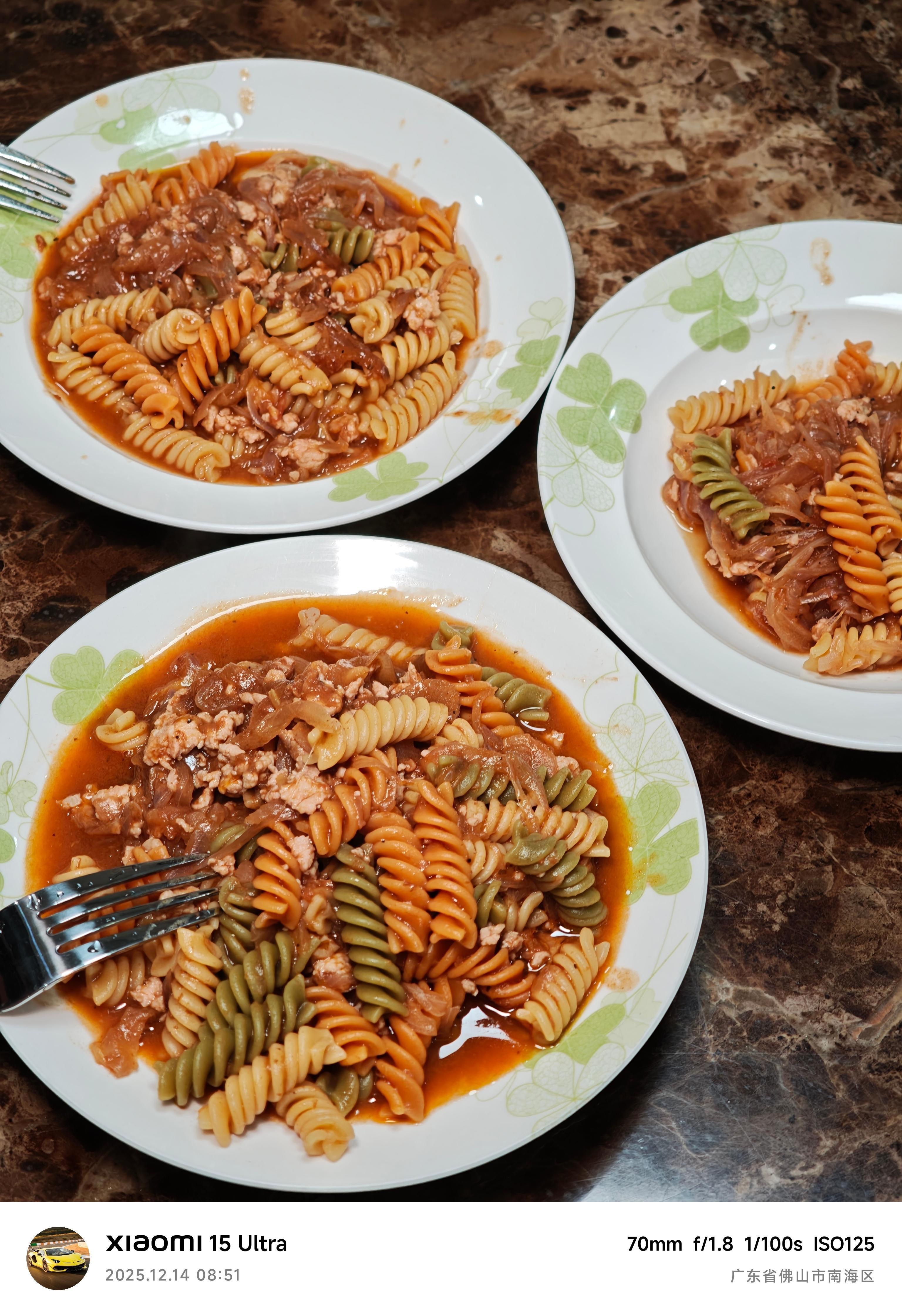 又到周日啦，朋友们吃好吃的了吗？我爸照常周日早餐做意面🍝今天是番茄牛肉螺丝面