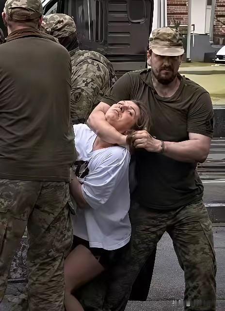 这就是乌克兰人想要的自由，一名妻子和老公在大街上走着乌克兰征兵中心的人冲过来，