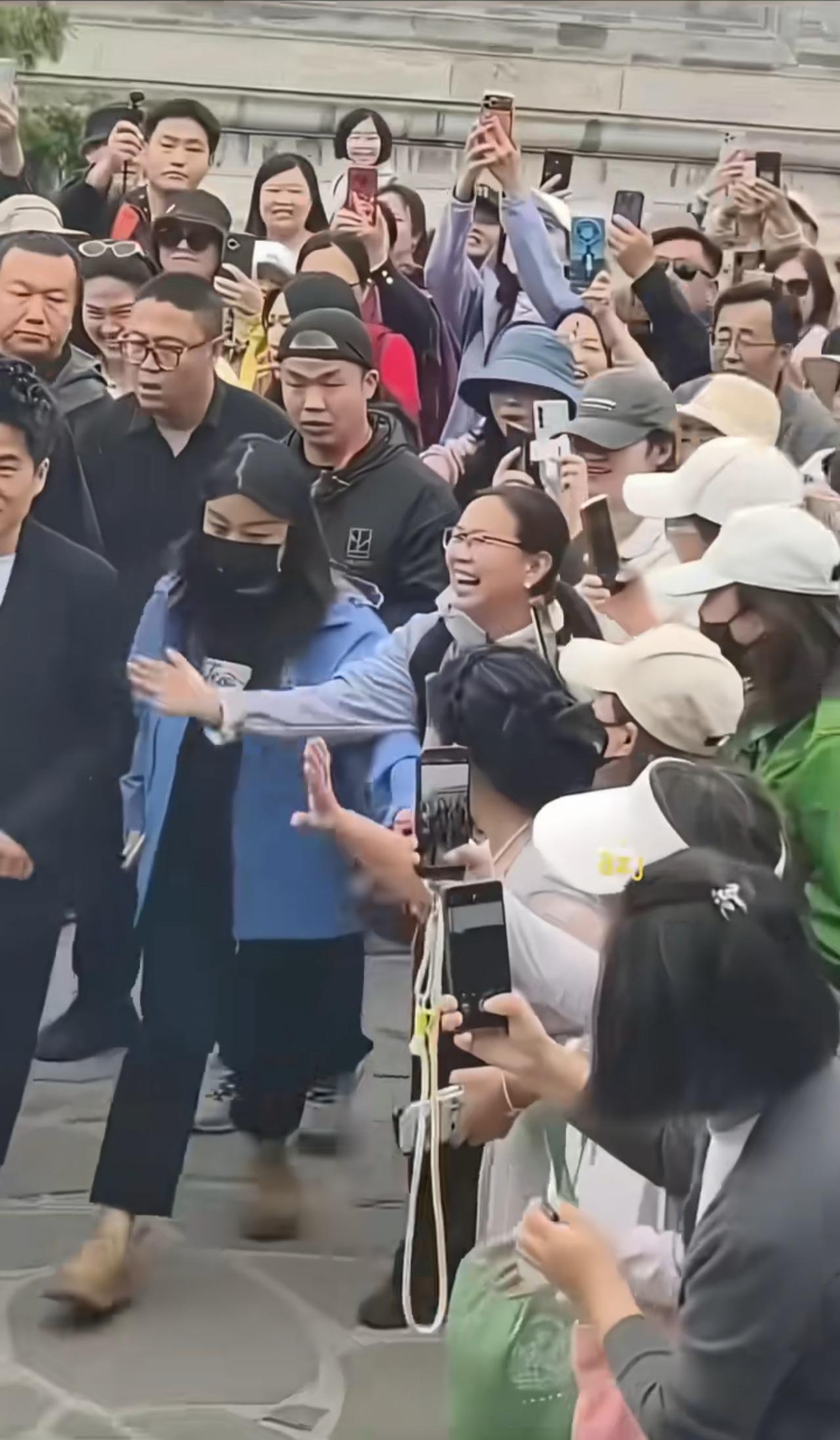 丈母娘们啥都好，就有一点，得改。宇辉出外景，人围得里三层外三层的，都想看看真宇