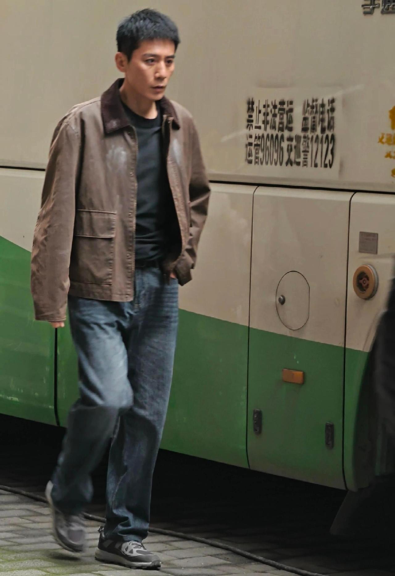 粉丝A：刘烨新剧《无邪》刚杀青，看到路透状态我直接惊了，47岁的人居然像三十出头