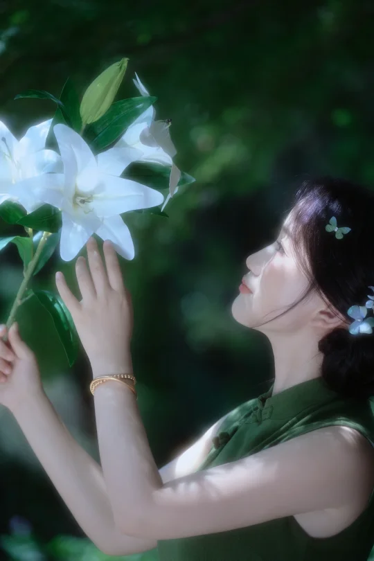 我在杭州西湖拍的的百合花旗袍写真照绝了