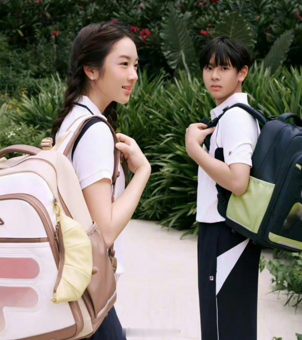 #吴尊儿子女儿颜值#姐弟俩都被指像吴尊基因“单方面输出”，母亲林丽吟的温婉长相在子女脸上存在感偏弱，