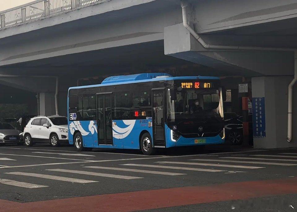 纯电化后，因为不再用后置发动机，还要装大量电池组，很多公交车的比例看着像翻车鱼了