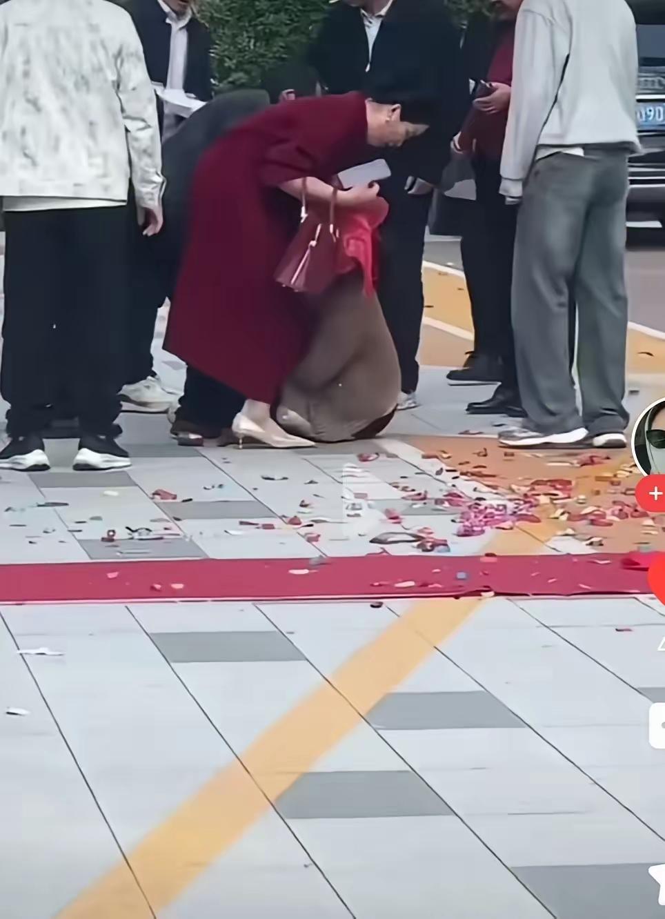 欠400多万还挥霍无度,这操作真的刷新三观!一边给儿子买车买房办婚礼,自己打扮得