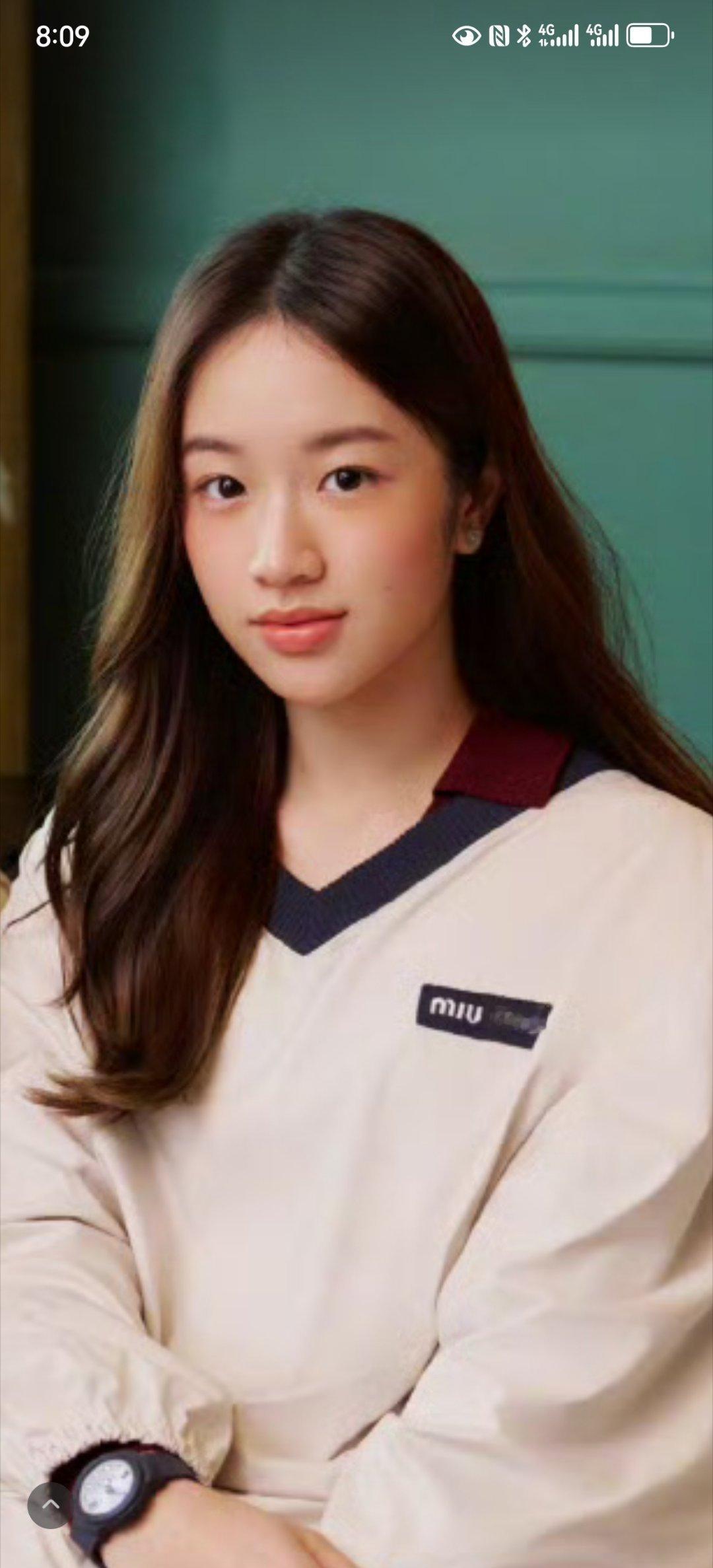 吴尊15岁女儿neinei拍杂志眼神很坚定，耳朵有反骨，是个有主见的孩子。印堂开