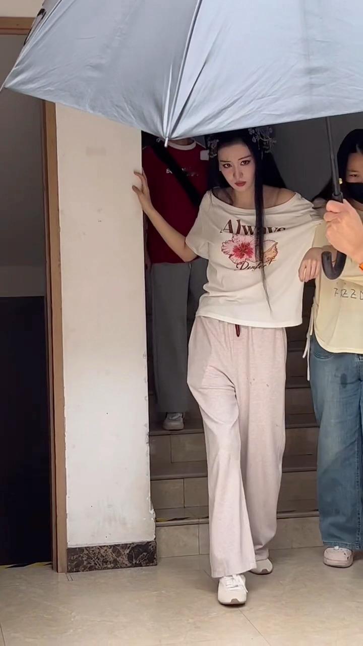 怎么回事…脚伤看起来更严重了船儿快快好起来…王楚然脚伤好像更严重了王楚然脚伤加重