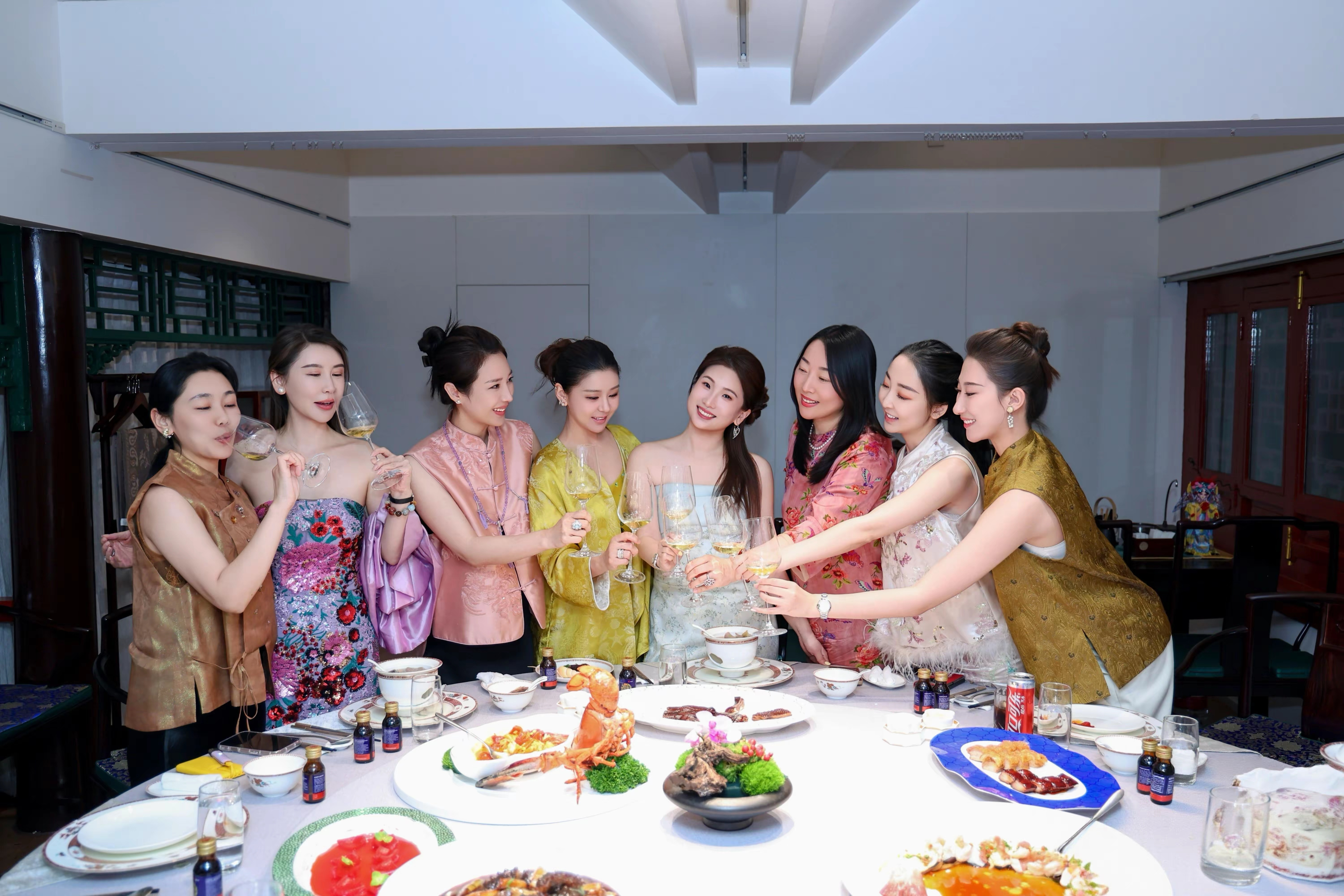 李小萌为闺蜜庆生，穿着雍容华贵，脸好萌好小，一桌子全是大美女