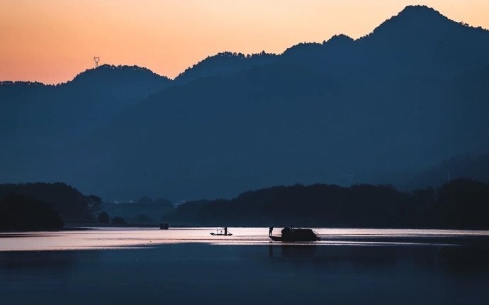 “一位红楼梦研究专家说：”红楼梦只想告诉你一件事情，就是所有人的人生结局都是事