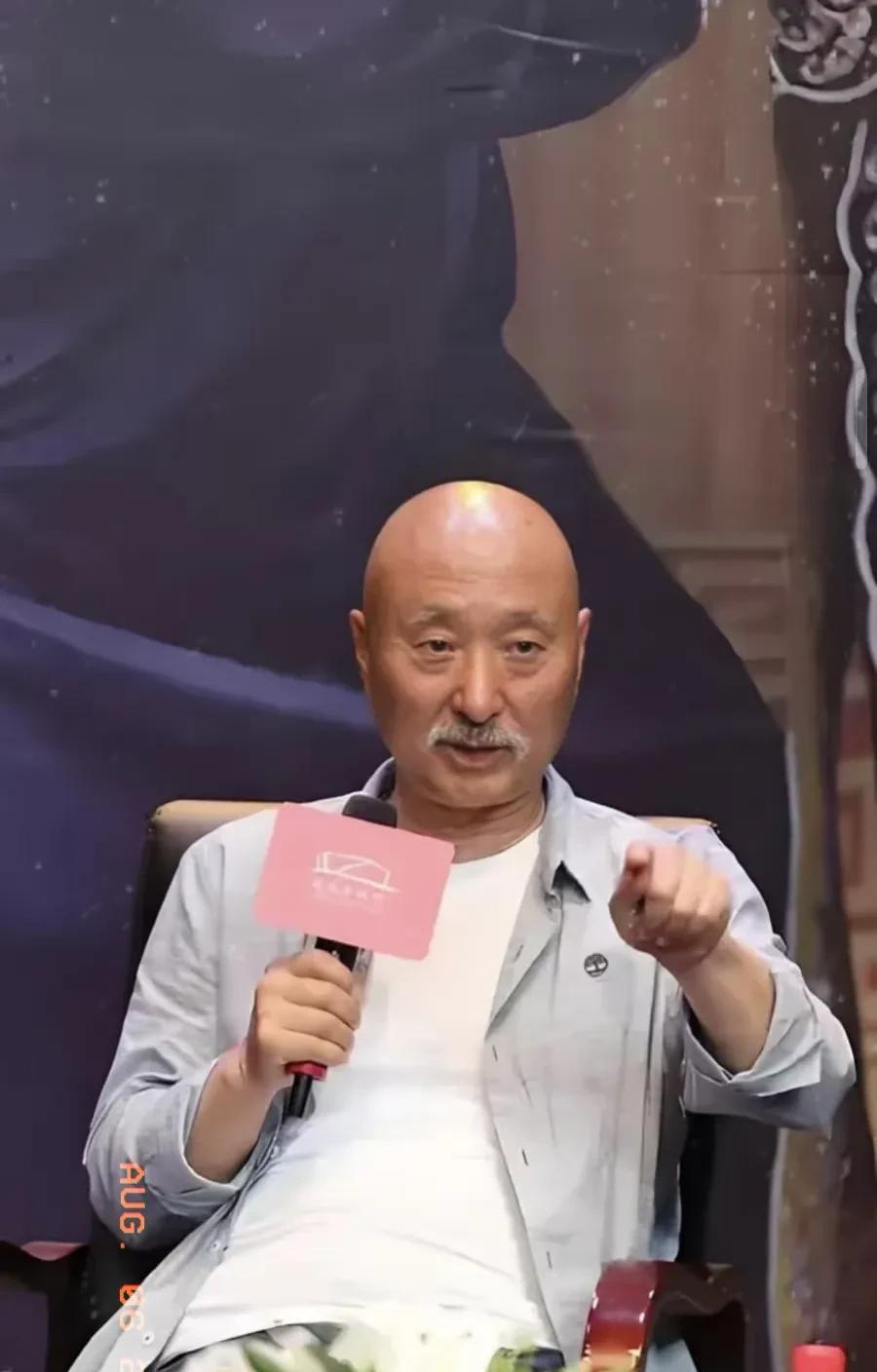 易立竞这提问啊，总是直戳戳的，那天她问陈佩斯：“刀郎为啥不上春晚啊？”陈佩斯