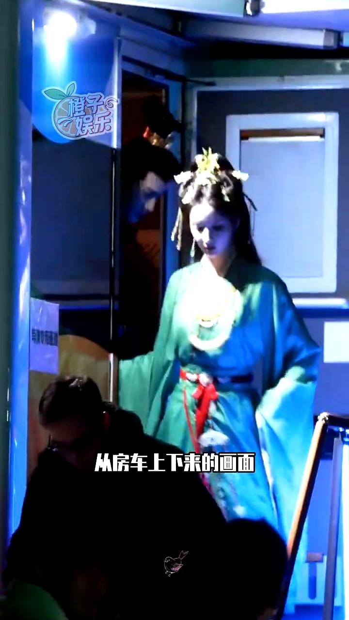 刘些宁刚下剧组房车裙摆被风掀起来，李昀锐伸手压住的那刻，我直接把这部新剧追定了。