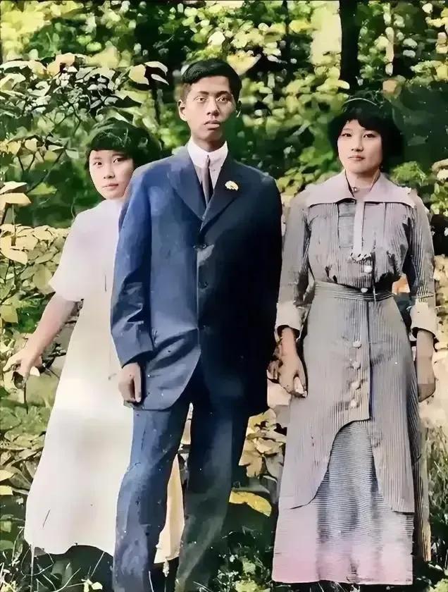 这是1910年宋庆龄与宋美龄及宋子文三姐弟在美国檀香山的留影。这一年，作为大姐的