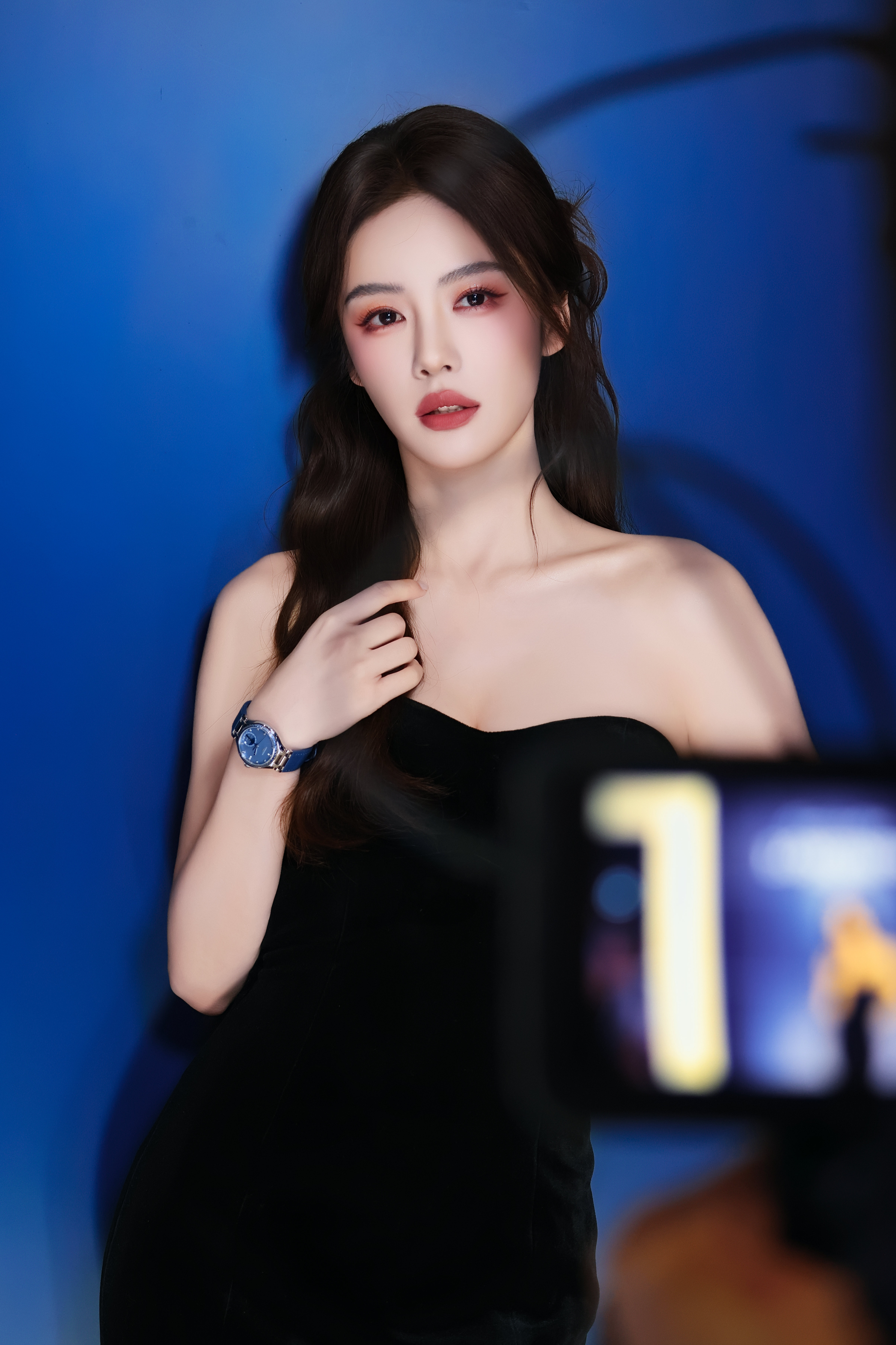 蔡文静·一身黑色丝绒抹胸长裙，勾勒曼妙曲线。大波浪卷发慵懒垂落，肩颈线条优雅舒