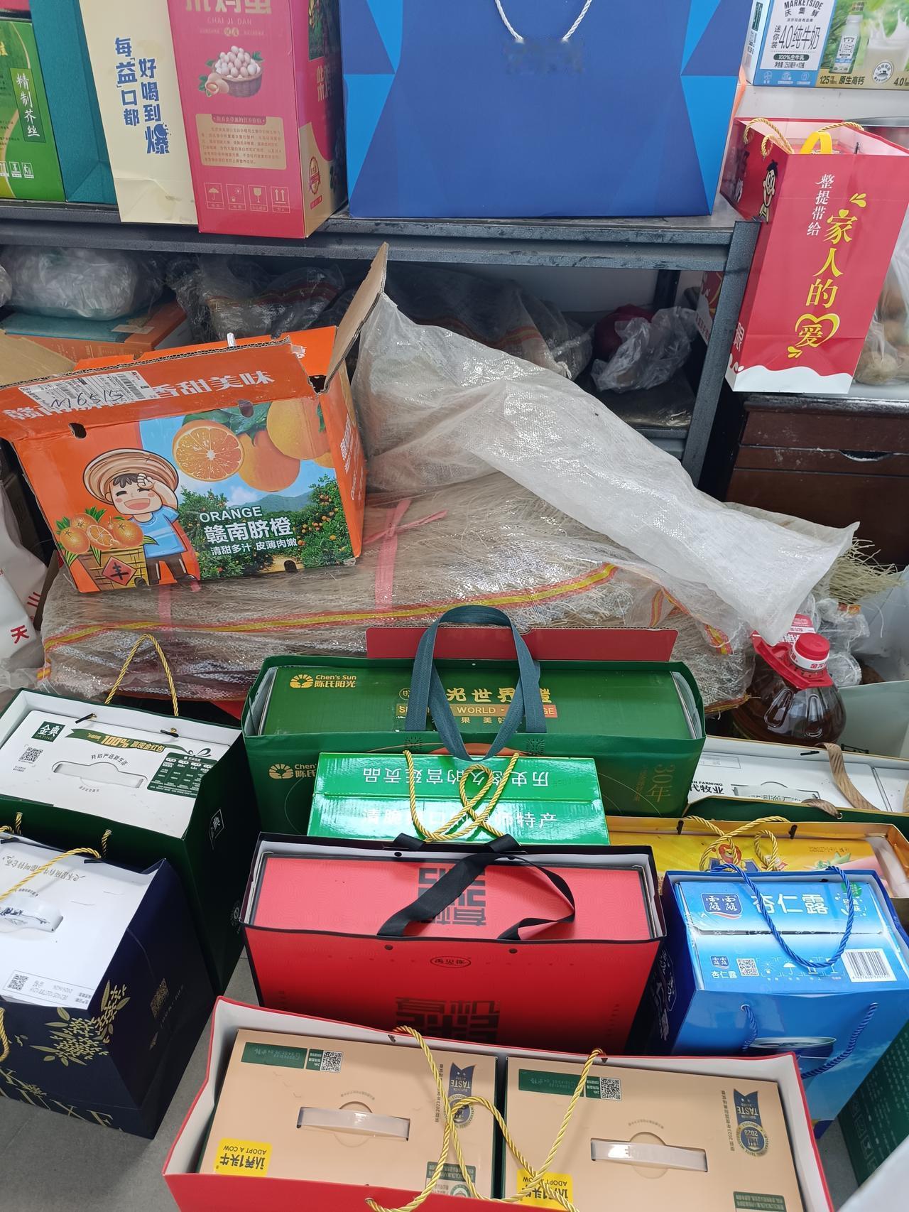 今年春节收的礼品太多了，一个储藏室放满了，屋内下脚地方都没有，真的让人很烦。